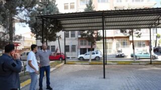 AYDIN’IN GERMENCİK İLÇESİNDE VATANDAŞLARIN ULAŞIM HİZMETLERİNDEN DAHA KONFORLU VE GÜVENLİ ŞEKİLDE FAYDALANABİLMESİ AMACIYLA MERKEZ MİNİBÜS DURAĞINDA GÖLGELİK TENTE UYGULAMASI GERÇEKLEŞTİRİLDİ.