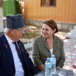 19 EYLÜL GAZİLER GÜNÜ DOLAYISIYLA CUMHURİYET KENT MEYDANI’NDA GERÇEKLEŞTİRİLEN ÇELENK SUNMA TÖRENİNE DİDİM İLÇE PROTOKOLÜ TAM KADRO KATILDI. TÖRENİN ARDINDAN DİDİM BELEDİYESİ TARAFINDAN DÜZENLENEN KAHVALTI PROGRAMINDA BAŞKAN HATİCE GENÇAY, DİDİMLİ GAZİLERLE BİR ARAYA GELDİ.