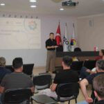 AYDIN SANAYİ ODASI (AYSO) BAŞKANI VE BAŞKAN ADAYI GÖKHAN MARAŞ, SAVUNMA SANAYİSİNE YÖNELİK VAAT ETTİĞİ PROJE ÇERÇEVESİNDE FİRMALARI, SEMİNERDE BULUŞTURARAK İLK ADIMI ATTI. OLDUKÇA VERİMLİ GEÇEN SEMİNERDE AYSO ÜYELERİ, SAVUNMA SANAYİSİNDEKİ ÜRETİM VE TEDARİK ZİNCİRİ KONUSUNDA GENİŞ KAPSAMLI BİLGİLER EDİNEREK SEKTÖRÜ YAKINDAN TANIMA FIRSATI BULDU.