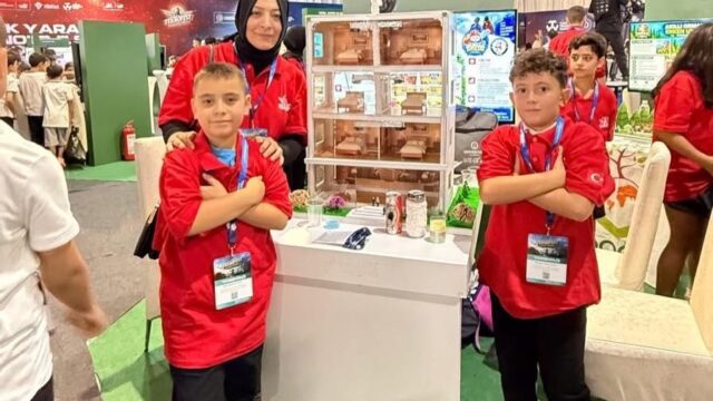 AYDIN’IN EFELER İLÇESİNDE GÜZELHİSAR İLKOKULU ÖĞRENCİLERİ BATUHAN KAYAHAN VE UHUD AYEŞ’İN HAZIRLADIĞI “DUMAN AVCILARI – YANGIN ESNASINDA TEMİZ HAVA, GÜVENLİ KAÇIŞ” PROJESİ, TEKNOFEST TÜRKİYE FİNALİ’NDE İLK 26 PROJE ARASINDA YER ALDI.
