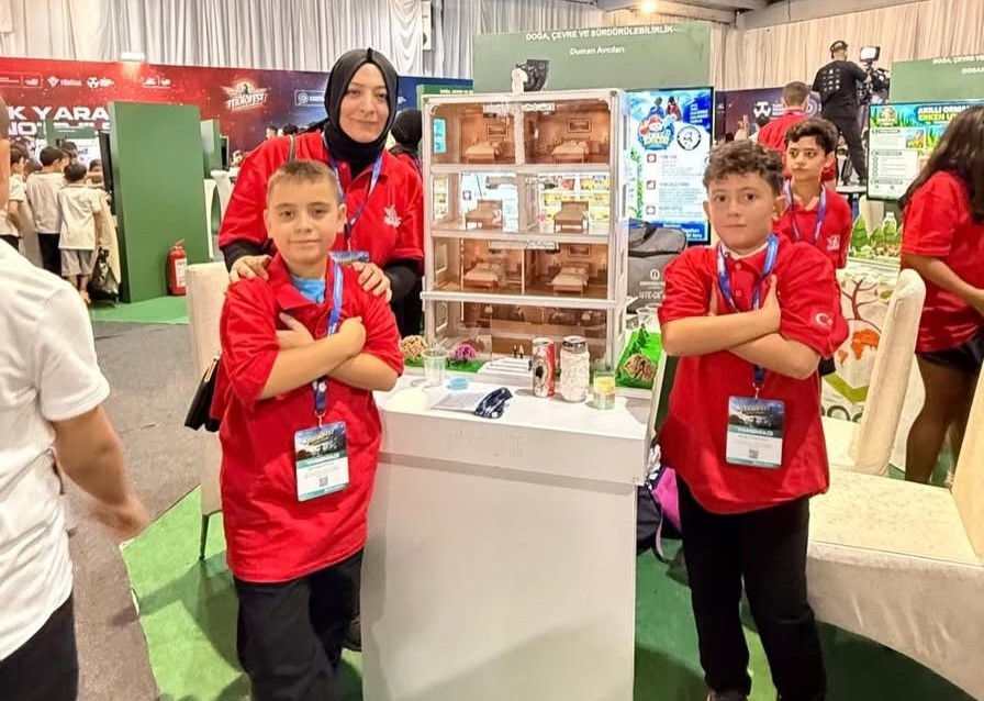 AYDIN’IN EFELER İLÇESİNDE GÜZELHİSAR İLKOKULU ÖĞRENCİLERİ BATUHAN KAYAHAN VE UHUD AYEŞ’İN HAZIRLADIĞI “DUMAN AVCILARI – YANGIN ESNASINDA TEMİZ HAVA, GÜVENLİ KAÇIŞ” PROJESİ, TEKNOFEST TÜRKİYE FİNALİ’NDE İLK 26 PROJE ARASINDA YER ALDI.