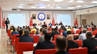 MANİSA’DA 2026-2027 EĞİTİM-ÖĞRETİM YILINDA DERS BAŞI YAPACAK YAKLAŞIK 270 BİN ÖĞRENCİNİN HUZURU VE GÜVENLİĞİ İÇİN OKUL ÇEVRELERİNDE ALINACAK ASAYİŞ, TRAFİK VE DİJİTAL GÜVENLİK TEDBİRLERİ GENİŞ KATILIMLI TOPLANTIDA MASAYA YATIRILDI.