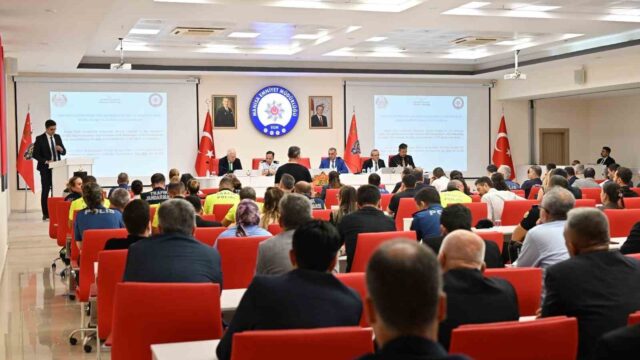 MANİSA’DA 2026-2027 EĞİTİM-ÖĞRETİM YILINDA DERS BAŞI YAPACAK YAKLAŞIK 270 BİN ÖĞRENCİNİN HUZURU VE GÜVENLİĞİ İÇİN OKUL ÇEVRELERİNDE ALINACAK ASAYİŞ, TRAFİK VE DİJİTAL GÜVENLİK TEDBİRLERİ GENİŞ KATILIMLI TOPLANTIDA MASAYA YATIRILDI.