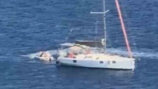 BODRUM’DA SOSYETE KILIĞINDA GÖÇMEN SEVKİYATI: YELKENLİ TEKNELERDE 22 DÜZENSİZ GÖÇMEN YAKALANDI