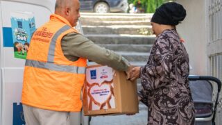 KUŞADASI BELEDİYESİ, YIL BOYUNCA SÜRDÜRDÜĞÜ GIDA KOLİSİ DESTEĞİ KAPSAMINDA OCAK AYINDAN BU YANA İHTİYAÇ SAHİBİ AİLELERE 2 BİN 831 KOLİ ULAŞTIRDI.