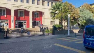 MANİSA'NIN TURGUTLU İLÇESİNDE BİR LİSENİN YAKINLARINDA MEYDANA GELEN VE 11 ÖĞRENCİNİN YARALANDIĞI SİLAHLI SALDIRI OLAYIYLA İLGİLİ GÖZALTINA ALINAN, ARALARINDA SALDIRIYI GERÇEKLEŞTİREN H.O.'NUN DA BULUNDUĞU 10 KİŞİ ADLİYEYE SEVK EDİLDİ.