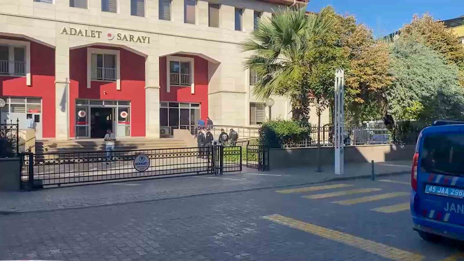 Manisa’da 11 öğrencinin yaralandığı silahlı saldırıda 10 şüpheli adliyeye sevk edildi