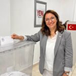KULA’DA YENİ PARTİ’NİN KONGRESİ ÖNCESİNDE GERÇEKLEŞTİRİLEN PARTİ İÇİ ÖN SEÇİMDE MEVCUT İLÇE BAŞKANI ESEN ÇINAR İLE RAMAZAN GÜVENÇ BAŞKANLIK İÇİN YARIŞTI. ÇINAR, RAKİBİ GÜVENÇ’İ 95 OY FARKLA GERİDE BIRAKARAK ÖN SEÇİMİ KAZANDI VE KONGREDE İLÇE BAŞKANLIĞINA ADAY OLMA HAKKI ELDE ETTİ.