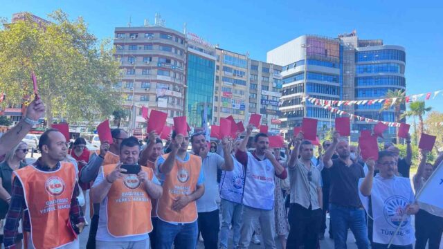 KONAK BELEDİYESİ İŞÇİLERİ, TOPLU İŞ SÖZLEŞMESİNDEN DOĞAN HAKLARININ ÖDENMEDİĞİ VE GERİYE DÖNÜK ALACAKLARININ GECİKTİĞİ GEREKÇESİYLE EYLEM YAPARAK BELEDİYE YÖNETİMİNE 'KIRMIZI KART' GÖSTERDİ.