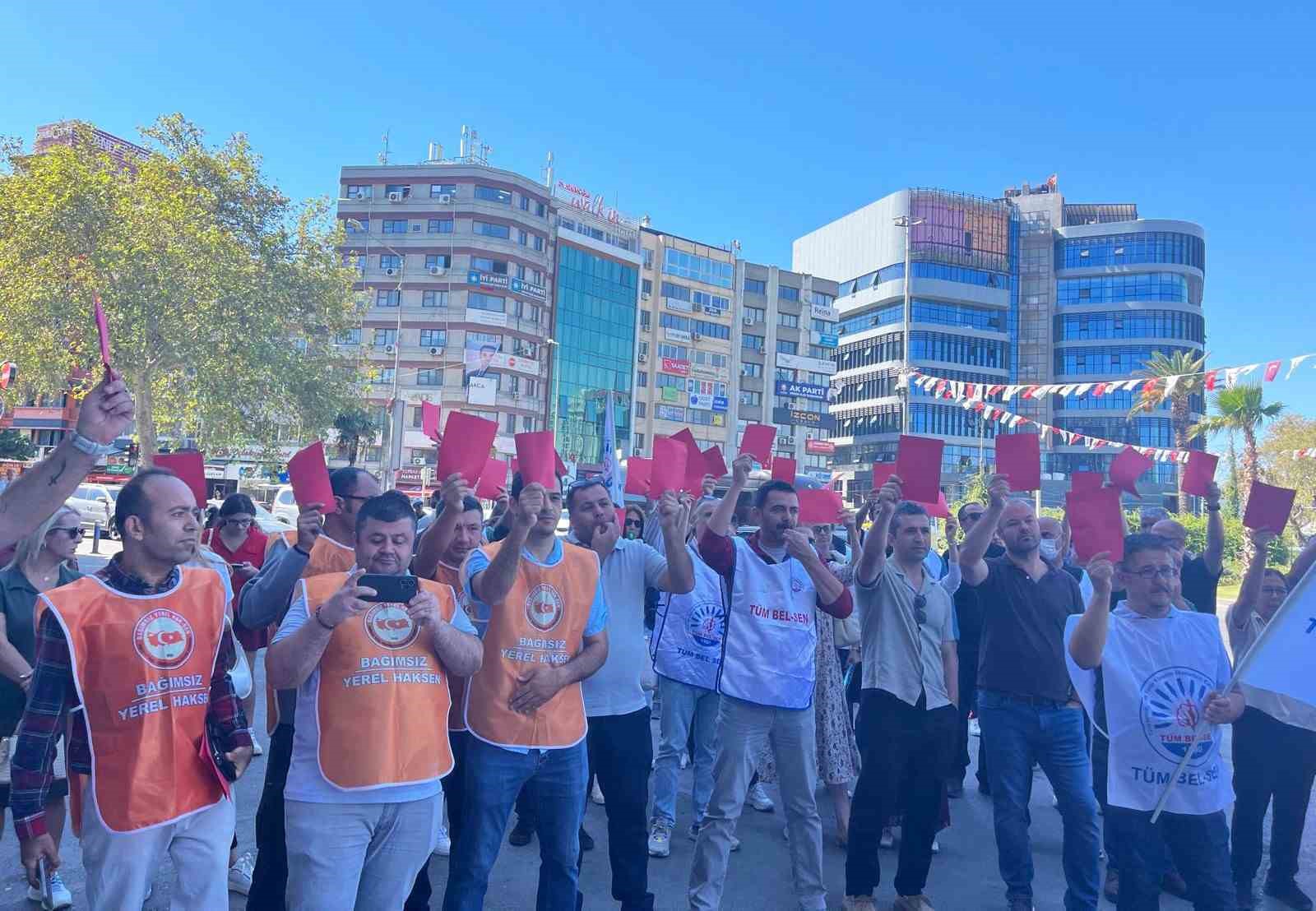 Konak Belediyesi işçilerinden ’kırmızı kart’lı eylem