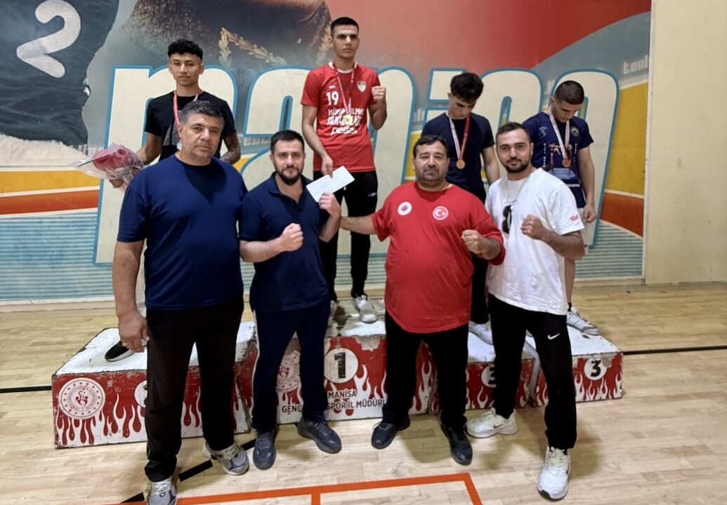 MANİSA’DA BU YIL 17’NCİSİ DÜZENLENEN İLLER ARASI MUAYTHAİ ZAFER KUPASI, 14 İLDEN 386 SPORCUNUN KATILIMIYLA GERÇEKLEŞTİRİLDİ. 3 GÜN SÜREN TURNUVADA SPORCULAR, DERECEYE GİREBİLMEK İÇİN RİNGDE MÜCADELE ETTİ.