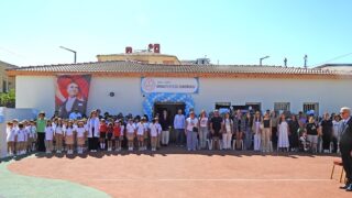 İZMİR'İN ÇEŞME İLÇESİNDE İLKÖĞRETİM HAFTASI, YENİLENEREK 2026-2027 EĞİTİM ÖĞRETİM YILINDA YENİDEN ÖĞRENCİLERİYLE BULUŞAN 16 EYLÜL İLKOKULUNDA DÜZENLENEN TÖRENLE KUTLANDI. PROGRAMDA AYNI ZAMANDA YENİLENEN OKULUN AÇILIŞ KURDELESİ DE KESİLDİ.