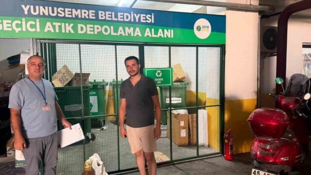 YUNUSEMRE BELEDİYESİ’NİN ÇEVRE KİRLİLİĞİNİ ÖNLEMEK VE GERİ DÖNÜŞÜMÜ TEŞVİK ETMEK AMACIYLA BAŞLATTIĞI ATIK YAĞ KAMPANYASI DEVAM EDİYOR. KAMPANYA KAPSAMINDA EVLERİNDE BİRİKTİRDİKLERİ 3 LİTRE BİTKİSEL ATIK YAĞI BELEDİYEYE TESLİM EDEN VATANDAŞLARA 1 LİTRE TEMİZ YEMEKLİK SIVI YAĞ HEDİYE EDİLİYOR.