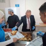SARIGÖL İLÇE MİLLİ EĞİTİM MÜDÜRÜ YILDIRAY DEMİRTAŞ, SARIGÖL MESLEKİ VE TEKNİK ANADOLU LİSESİ PANSİYONUNDA KALAN ÖĞRENCİLERE AKŞAM YEMEĞİ DAĞITTI.