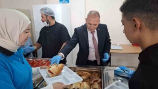 SARIGÖL İLÇE MİLLİ EĞİTİM MÜDÜRÜ YILDIRAY DEMİRTAŞ, SARIGÖL MESLEKİ VE TEKNİK ANADOLU LİSESİ PANSİYONUNDA KALAN ÖĞRENCİLERE AKŞAM YEMEĞİ DAĞITTI.