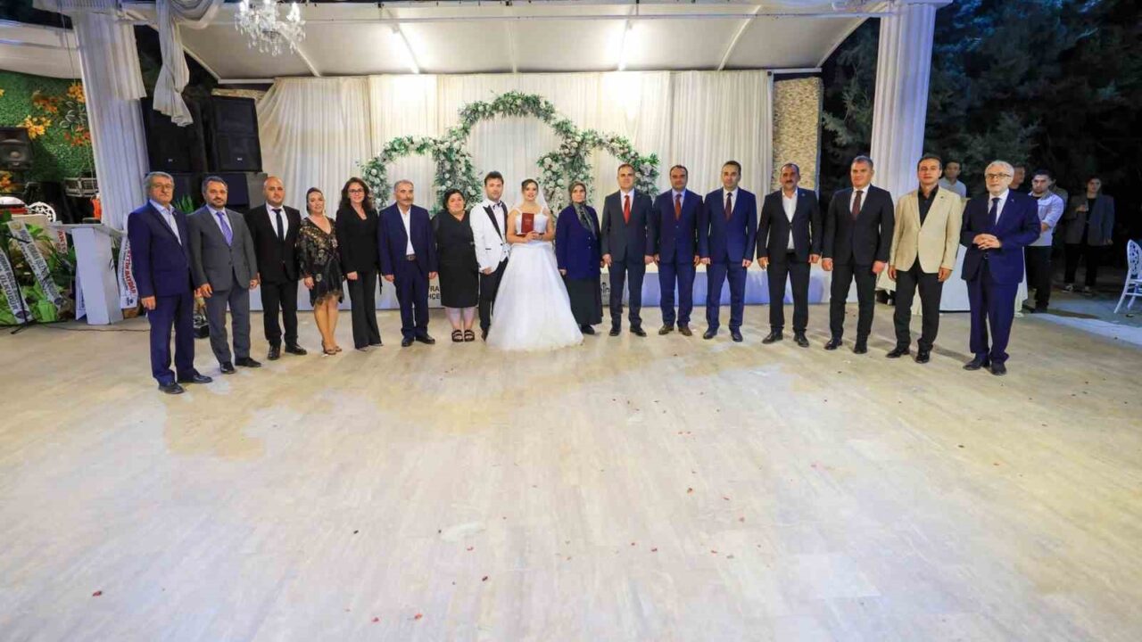 MUĞLA VALİSİ DR. İDRİS AKBIYIK, ŞEHİT JANDARMA TEĞMEN ALTUĞ PEK’İN KARDEŞİ ALİYE PEK İLE TAYFUN ÖZTÜRK’ÜN NİKÂH TÖRENİNE KATILARAK NİKÂH ŞAHİDİ OLDU.