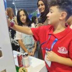 AYDIN’IN EFELER İLÇESİNDE GÜZELHİSAR İLKOKULU ÖĞRENCİLERİ BATUHAN KAYAHAN VE UHUD AYEŞ’İN HAZIRLADIĞI “DUMAN AVCILARI – YANGIN ESNASINDA TEMİZ HAVA, GÜVENLİ KAÇIŞ” PROJESİ, TEKNOFEST TÜRKİYE FİNALİ’NDE İLK 26 PROJE ARASINDA YER ALDI.