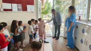 AYDIN’IN KUŞADASI İLÇESİNDE İLÇE MİLLİ EĞİTİM MÜDÜRÜ ŞERAFETTİN YAPICI, MÜCELLA EMGİN ANAOKULU’NU ZİYARET EDEREK OKULDA YÜRÜTÜLEN EĞİTİM ÖĞRETİM FAALİYETLERİNİ YERİNDE İNCELEDİ.