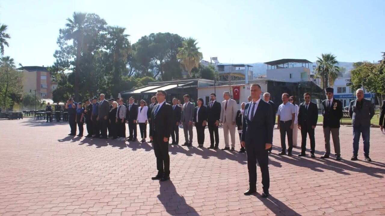 AYDIN’IN YENİPAZAR İLÇESİNDE 19 EYLÜL GAZİLER GÜNÜ DOLAYISIYLA TÖREN DÜZENLENİRKEN, İLÇE PROTOKOLÜ GAZİLER VE VATANDAŞLARLA BİR ARAYA GELDİ. PROGRAM KAPSAMINDA YENİPAZAR KAYMAKAMI MURAT KARATAŞ, İLÇEDE İKAMET EDEN GAZİ MİRZE TİMURTAŞ’I DA ZİYARET ETTİ.