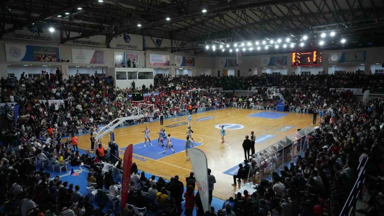 MANİSA'NIN TURGUTLU İLÇESİNDE, HALKBANK KADINLAR BASKETBOL SÜPER LİGİ'NDE MÜCADELE EDEN TURGUTLU BELEDİYESİ KADIN BASKETBOL TAKIMI'NIN 26 EYLÜL CUMARTESİ GÜNÜ OYNAYACAĞI SEZONUN İLK MAÇINDA, TRİBÜNLERDE ŞİDDETE KARŞI FARKINDALIK OLUŞTURMAK AMACIYLA ÖZEL BİR KOREOGRAFİ YAPILACAK.