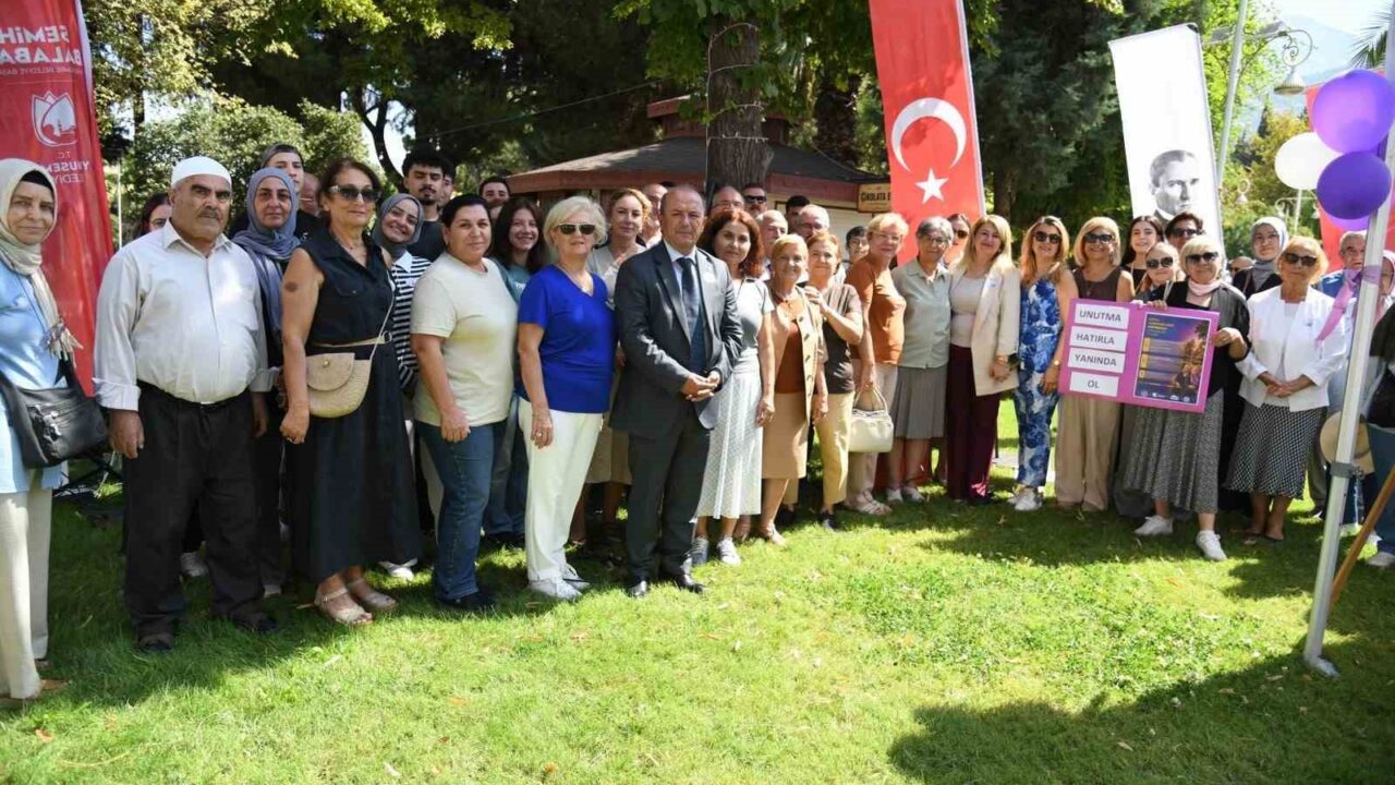 YUNUSEMRE BELEDİYESİ, 21 EYLÜL DÜNYA ALZHEİMER GÜNÜ KAPSAMINDA DÜZENLEDİĞİ PANEL VE ETKİNLİKLE ALZHEİMER HASTALIĞINA YÖNELİK TOPLUMSAL FARKINDALIĞIN ARTIRILMASINA KATKI SUNDU. UZMANLARIN HASTALIK VE KORUNMA YÖNTEMLERİ HAKKINDA BİLGİ VERDİĞİ PROGRAMDA KATILIMCILAR BİRLİKTE EGZERSİZ YAPTI.