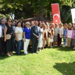 YUNUSEMRE BELEDİYESİ, 21 EYLÜL DÜNYA ALZHEİMER GÜNÜ KAPSAMINDA DÜZENLEDİĞİ PANEL VE ETKİNLİKLE ALZHEİMER HASTALIĞINA YÖNELİK TOPLUMSAL FARKINDALIĞIN ARTIRILMASINA KATKI SUNDU. UZMANLARIN HASTALIK VE KORUNMA YÖNTEMLERİ HAKKINDA BİLGİ VERDİĞİ PROGRAMDA KATILIMCILAR BİRLİKTE EGZERSİZ YAPTI.