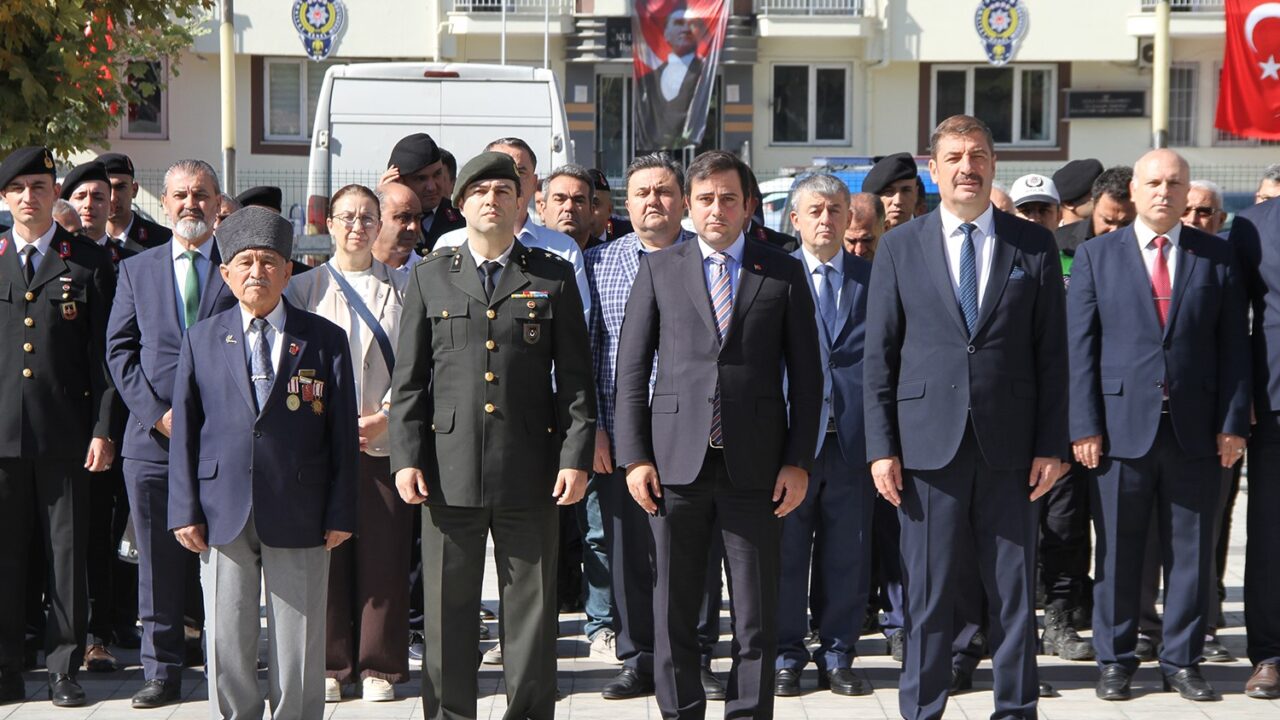 MANİSA’NIN KULA İLÇESİNDE 19 EYLÜL GAZİLER GÜNÜ DOLAYISIYLA DÜZENLENEN PROGRAMDA, GAZİLER VE ŞEHİTLER ANILDI.