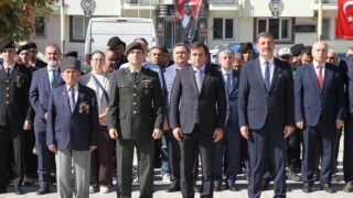MANİSA’NIN KULA İLÇESİNDE 19 EYLÜL GAZİLER GÜNÜ DOLAYISIYLA DÜZENLENEN PROGRAMDA, GAZİLER VE ŞEHİTLER ANILDI.