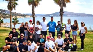 ÇEŞME’DE ÜNİVERSİTE ÖĞRENCİLERİ PADEL SPORUYLA BULUŞTU