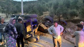 AYDIN'IN BOZDOĞAN İLÇESİNDE TRAKTÖRÜN DEVRİLMESİ SONUCU MEYDANA GELEN KAZADA 1 KİŞİ YARALANDI.