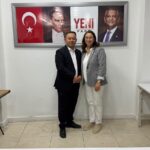 KULA’DA YENİ PARTİ’NİN KONGRESİ ÖNCESİNDE GERÇEKLEŞTİRİLEN PARTİ İÇİ ÖN SEÇİMDE MEVCUT İLÇE BAŞKANI ESEN ÇINAR İLE RAMAZAN GÜVENÇ BAŞKANLIK İÇİN YARIŞTI. ÇINAR, RAKİBİ GÜVENÇ’İ 95 OY FARKLA GERİDE BIRAKARAK ÖN SEÇİMİ KAZANDI VE KONGREDE İLÇE BAŞKANLIĞINA ADAY OLMA HAKKI ELDE ETTİ.