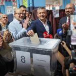 YENİ PARTİ YUNUSEMRE İLÇE BAŞKANLIĞI İÇİN ÖN SEÇİM YAPILDI. MEVCUT İLÇE BAŞKANI YALÇIN ARCAK İLE HASAN İMAMOĞLU’NUN ADAY OLDUĞU SEÇİMDE YENİ PARTİ GENEL BAŞKANI VE MANİSA MİLLETVEKİLİ ÖZGÜR ÖZEL DE OY KULLANDI.