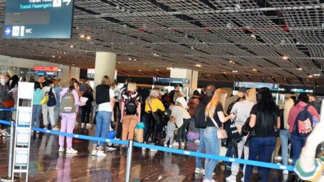 İSTANBUL VE ANTALYA’NIN ARDINDAN EN FAZLA YABANCI TURİST AĞIRLAYAN İLLERİNDEN MUĞLA’DA, YILIN İLK 8 AYINDA GELEN YABANCI TURİST SAYISI GEÇEN YILIN AYNI DÖNEMİNE GÖRE YÜZDE 6 AZALDI.