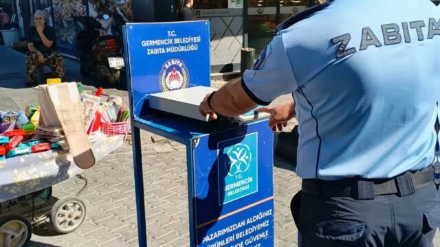 AYDIN’IN GERMENCİK İLÇESİNDE BELEDİYE ZABITA EKİPLERİ, SEMT PAZARINDA ETİKET DENETİMİ GERÇEKLEŞTİRİRKEN VATANDAŞLARIN ALIŞVERİŞLERİNİ GÜVENLİ ŞEKİLDE YAPABİLMESİ İÇİN TARTI KURULUMUNU DA YAPTI.