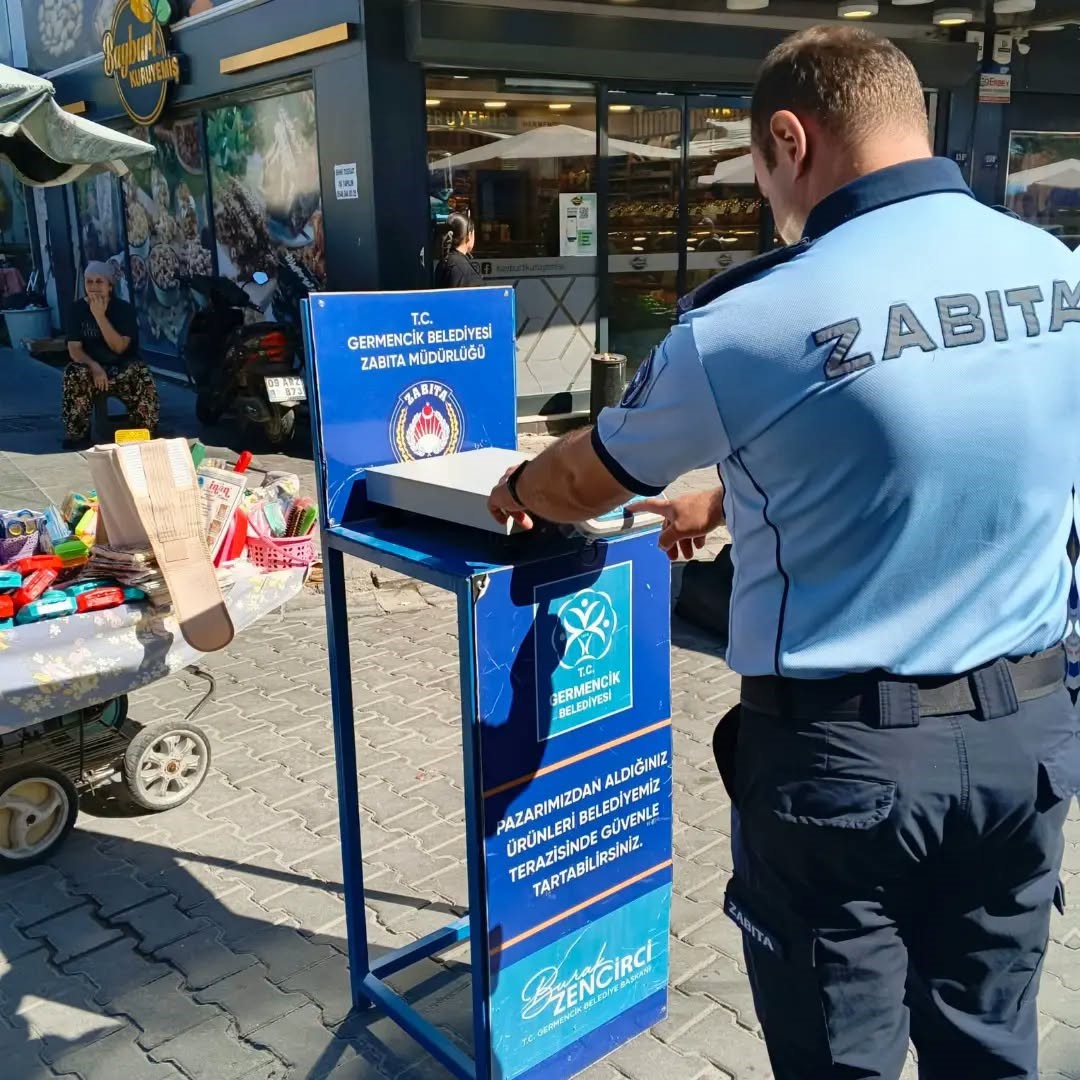 Germencik’te semt pazarında etiket ve tartı denetimi