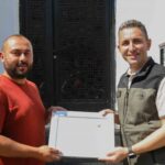 MANİSA’NIN TURGUTLU İLÇESİNDE 19 AĞUSTOS’TA ÇIKAN ORMAN YANGININDA SÖNDÜRME ÇALIŞMALARINA ÖZVERİLİ DESTEK VEREN 8 VATANDAŞA TEŞEKKÜR PLAKETİ TAKDİM EDİLDİ. MANİSA ORMAN İŞLETME MÜDÜRÜ UFUK AYDEMİR, YANGINLA MÜCADELEDE GÖSTERDİKLERİ DUYARLILIK VE FEDAKARLIKLARINDAN DOLAYI VATANDAŞLARA TEŞEKKÜR ETTİ.
