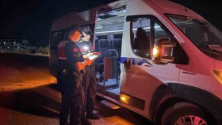 MANİSA’DA İL JANDARMA KOMUTANLIĞI EKİPLERİNCE GERÇEKLEŞTİRİLEN BÖLGESEL HUZUR VE GÜVEN UYGULAMASI KAPSAMINDA 8 BİN 673 ŞAHIS SORGULANIRKEN, ÇEŞİTLİ SUÇLARDAN ARANAN 11 KİŞİNİN YAKALANDI. DENETİMLERDE 4 BİN 572 ARAÇ KONTROL EDİLİRKEN, 27 ARAÇ TRAFİKTEN MEN EDİLDİ.
