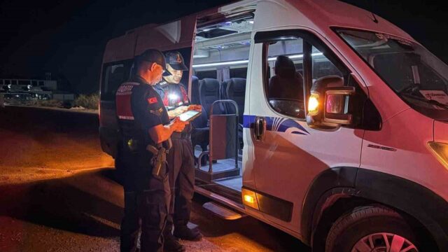 MANİSA’DA İL JANDARMA KOMUTANLIĞI EKİPLERİNCE GERÇEKLEŞTİRİLEN BÖLGESEL HUZUR VE GÜVEN UYGULAMASI KAPSAMINDA 8 BİN 673 ŞAHIS SORGULANIRKEN, ÇEŞİTLİ SUÇLARDAN ARANAN 11 KİŞİNİN YAKALANDI. DENETİMLERDE 4 BİN 572 ARAÇ KONTROL EDİLİRKEN, 27 ARAÇ TRAFİKTEN MEN EDİLDİ.