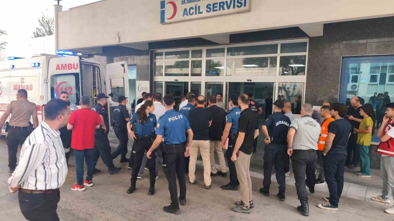 MANİSA'NIN TURGUTLU İLÇESİNDE OKUL SERVİSİ BEKLEYEN ÖĞRENCİLERE YÖNELİK SİLAHLI SALDIRIDA 11 ÖĞRENCİ YARALANDI. YARALILARDAN HAYATİ TEHLİKESİ BULUNAN 3 ÖĞRENCİ, İLERİ TETKİK VE TEDAVİ İÇİN MANİSA CELAL BAYAR ÜNİVERSİTESİ HASTANESİ'NE SEVK EDİLDİ.