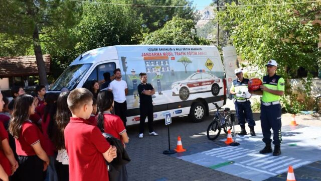 KÖYCEĞİZ’DE JANDARMA TARAFINDAN ÖĞRENCİLERE TRAFİK EĞİTİMİ VERİLDİ