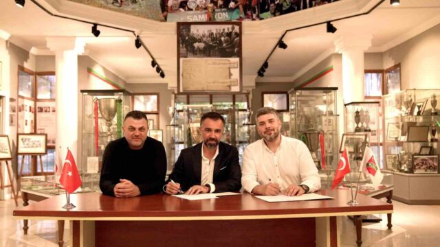 KARŞIYAKA BASKETBOL’DA SELİM ÇINAR (ORTADA) DÖNEMİ BAŞLADI. İMZA TÖRENİNE KARŞIYAKA BAŞKANI YİĞİT TUSDER (SAĞDA) DE KATILDI