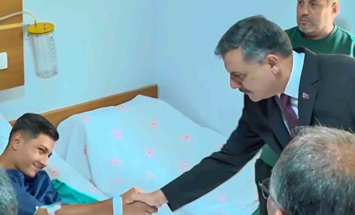 İÇİŞLERİ BAKANI MUSTAFA ÇİFTÇİ VE MİLLİ EĞİTİM BAKANI YUSUF TEKİN, MANİSA'NIN TURGUTLU İLÇESİNDE YARALI ÖĞRENCİLERİ ZİYARET EDEREK DURUMLARI HAKKINDA BİLGİ ALDI.