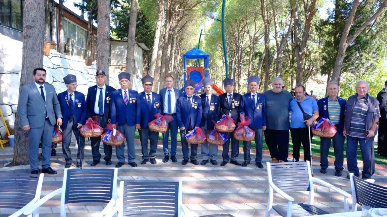 AYDIN’IN KUYUCAK İLÇESİNDE 19 EYLÜL GAZİLER GÜNÜ DOLAYISIYLA DÜZENLENEN PROGRAMDA GAZİLER VE AİLELERİ BİR ARAYA GELDİ. ÇELENK KOYMA TÖRENİNİN ARDINDAN DÜZENLENEN KAHVALTIDA GAZİLERLE SOHBET EDEN KUYUCAK BELEDİYE BAŞKANI UĞUR DOĞANCA, GÜNÜN ANLAM VE ÖNEMİNE İLİŞKİN MESAJLAR VERİRKEN GAZİLERE HEDİYE PLAKETLERİ TAKDİM ETTİ.