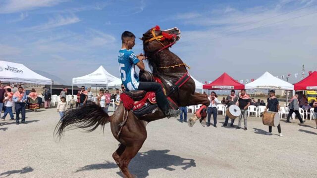 MANİSA’NIN TURGUTLU İLÇESİNDE TURGUTLU SELENDİLİLER DERNEĞİ TARAFINDAN BU YIL 4’ÜNCÜSÜ DÜZENLENEN KEŞKEK VE CİRİT ŞENLİĞİ, ATLI KORTEJ, HALK OYUNLARI, KONSERLER VE CİRİT MÜSABAKALARIYLA RENKLİ GÖRÜNTÜLERE SAHNE OLDU. ŞENLİKTE YAKLAŞIK 10 BİN KİŞİLİK KEŞKEK, NOHUT VE HELVA İKRAM EDİLDİ.