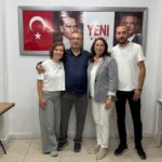 KULA’DA YENİ PARTİ’NİN KONGRESİ ÖNCESİNDE GERÇEKLEŞTİRİLEN PARTİ İÇİ ÖN SEÇİMDE MEVCUT İLÇE BAŞKANI ESEN ÇINAR İLE RAMAZAN GÜVENÇ BAŞKANLIK İÇİN YARIŞTI. ÇINAR, RAKİBİ GÜVENÇ’İ 95 OY FARKLA GERİDE BIRAKARAK ÖN SEÇİMİ KAZANDI VE KONGREDE İLÇE BAŞKANLIĞINA ADAY OLMA HAKKI ELDE ETTİ.