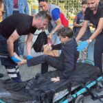 MUĞLA’NIN MENTEŞE İLÇESİNDE OKUL ÇIKIŞINDA EVİNE GİTMEK ÜZERE YÜRÜYEN ORTAOKUL ÖĞRENCİSİ, BİR OTOMOBİLİN AYAĞININ ÜZERİNDEN GEÇMESİ SONUCU YARALANDI.