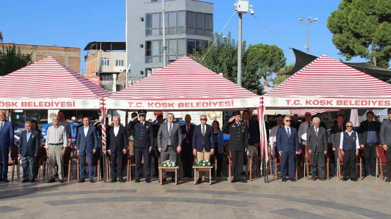 AYDIN’IN KÖŞK İLÇESİNDE 19 EYLÜL GAZİLER GÜNÜ DOLAYISIYLA TÖREN DÜZENLENİRKEN, İLÇE PROTOKOLÜ GAZİLER VE VATANDAŞLARLA BİR ARAYA GELDİ.