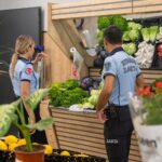 KUŞADASI BELEDİYESİ ZABITA MÜDÜRLÜĞÜ’NE BAĞLI EKİPLER, KENT GENELİNDEKİ ZİNCİR MARKETLERDE KAPSAMLI DENETİMLERİNİ SÜRDÜRÜYOR.
