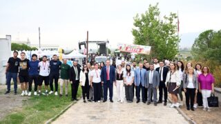 MANİSA CELAL BAYAR ÜNİVERSİTESİ’NDE 2026-2027 AKADEMİK YILININ BAŞLAMASI DOLAYISIYLA DÜZENLENEN "MCBÜ’YE MERHABA’26" ETKİNLİĞİNDE YENİ VE MEVCUT ÖĞRENCİLER BİR ARAYA GELDİ. ŞEHİT PROF. DR. İLHAN VARANK YERLEŞKESİ REKREASYON ALANI’NDAKİ ETKİNLİKTE ÖĞRENCİLER, KAMPÜSÜ KEŞFEDERKEN ÇEŞİTLİ SOSYAL, KÜLTÜREL VE SPORTİF FAALİYETLERE KATILDI.
