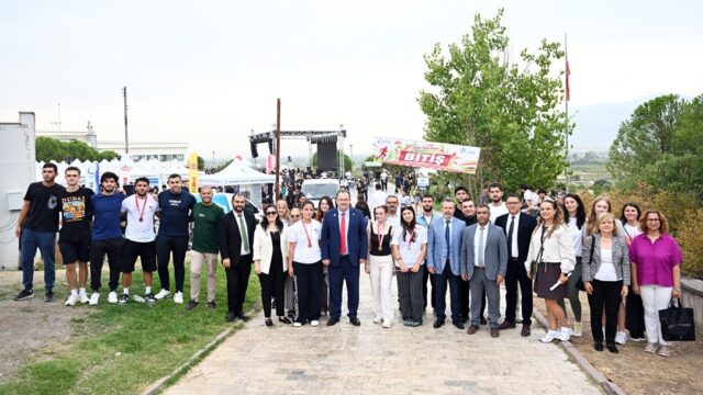 MANİSA CELAL BAYAR ÜNİVERSİTESİ’NDE 2026-2027 AKADEMİK YILININ BAŞLAMASI DOLAYISIYLA DÜZENLENEN "MCBÜ’YE MERHABA’26" ETKİNLİĞİNDE YENİ VE MEVCUT ÖĞRENCİLER BİR ARAYA GELDİ. ŞEHİT PROF. DR. İLHAN VARANK YERLEŞKESİ REKREASYON ALANI’NDAKİ ETKİNLİKTE ÖĞRENCİLER, KAMPÜSÜ KEŞFEDERKEN ÇEŞİTLİ SOSYAL, KÜLTÜREL VE SPORTİF FAALİYETLERE KATILDI.